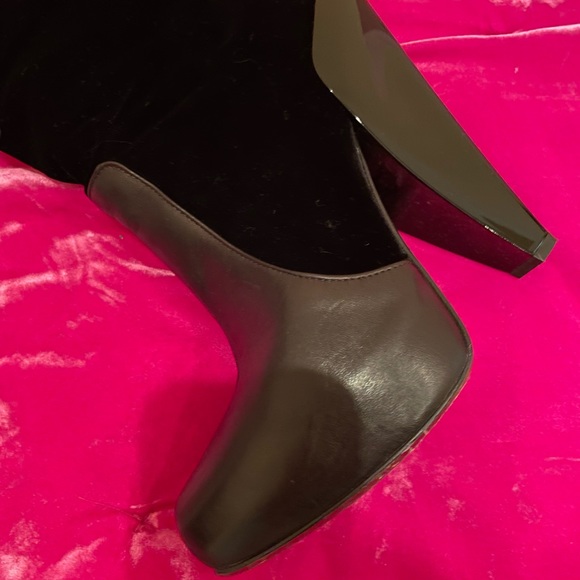 VERSACE CHRYSTAL-EMBELLISHED CROSS VELVET and LEATHER KNEE BOOTS 38 1/2 / 8.5. - Picture 12 of 12